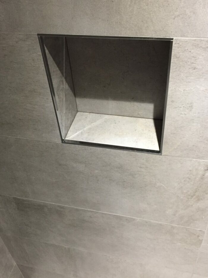 Détail, niche dans la douche